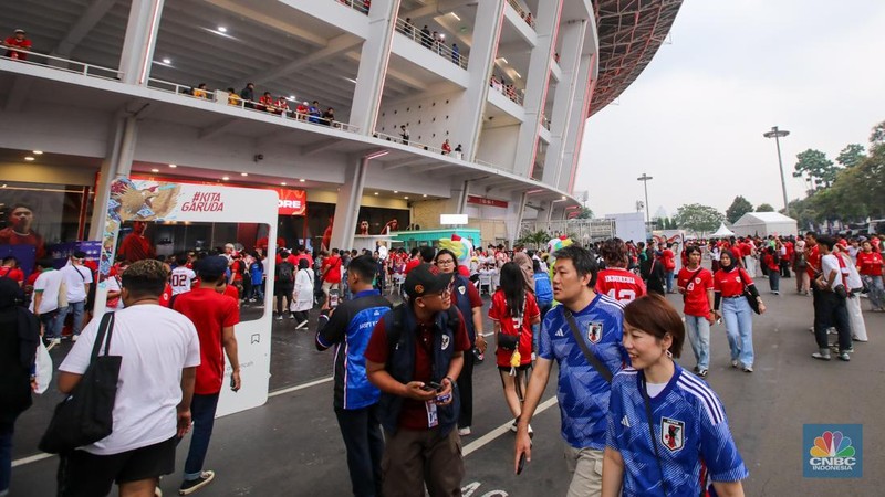 Supporter yang hadir untuk menyaksikan langsung pertandingan Indonesia vs Jepang dalam laga lanjutan Grup F Kualifikasi Piala Dunia 2026 zona Asia memadati kawasan Stadion Utama Gelora Bung Karno (SUGBK), Senayan, Jakarta, Jumat (15/11/2024). (CNBC Indonesia/Faisal Rahman)