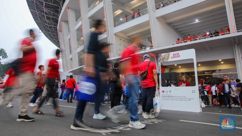 Supporter yang hadir untuk menyaksikan langsung pertandingan Indonesia vs Jepang dalam laga lanjutan Grup F Kualifikasi Piala Dunia 2026 zona Asia memadati kawasan Stadion Utama Gelora Bung Karno (SUGBK), Senayan, Jakarta, Jumat (15/11/2024). (CNBC Indonesia/Faisal Rahman)