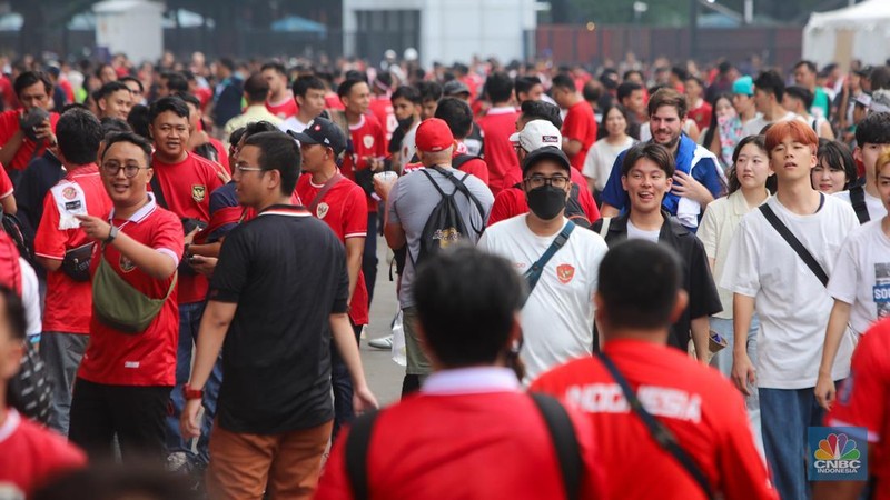 Supporter yang hadir untuk menyaksikan langsung pertandingan Indonesia vs Jepang dalam laga lanjutan Grup F Kualifikasi Piala Dunia 2026 zona Asia memadati kawasan Stadion Utama Gelora Bung Karno (SUGBK), Senayan, Jakarta, Jumat (15/11/2024). (CNBC Indonesia/Faisal Rahman)