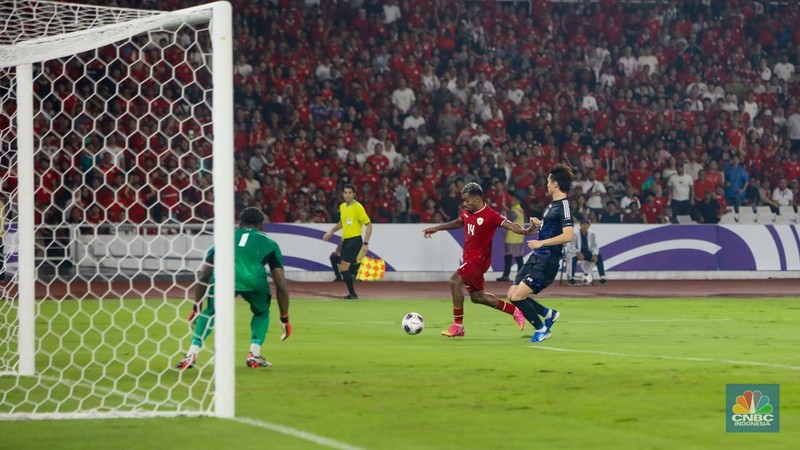 Timnas Indonesia mengalami kekalahan dari Jepang dengan skor 0-4 dalam laga lanjutan Grup C Kualifikasi Piala Dunia 2026 zona Asia yang berlangsung di Stadion Utama Gelora Bung Karno (SUGBK), Senayan, Jakarta, Jumat (15/11/2024). (CNBC Indonesia/Faisal Rahman)