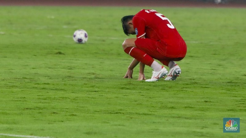 Timnas Indonesia mengalami kekalahan dari Jepang dengan skor 0-4 dalam laga lanjutan Grup C Kualifikasi Piala Dunia 2026 zona Asia yang berlangsung di Stadion Utama Gelora Bung Karno (SUGBK), Senayan, Jakarta, Jumat (15/11/2024). (CNBC Indonesia/Faisal Rahman)