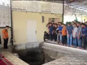 Viral Lantai Masjid di Medan Amblas saat Salat Jumat, 2 Orang Luka