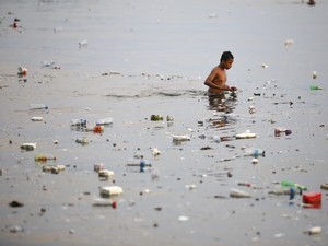 Ilmuwan Temukan Bakteri Pemakan Plastik di Lautan, Bisa Kurangi Sampah Manusia?