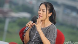 Sering Buntu Nulis? Ini Saran Ibu Suri Dee Lestari!
