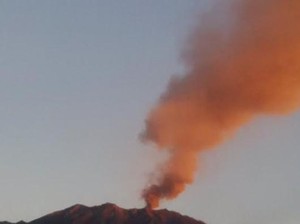 Gemuruh Erupsi Gunung Raung Paksa Sejumlah Bandara Tutup, Termasuk di Bali