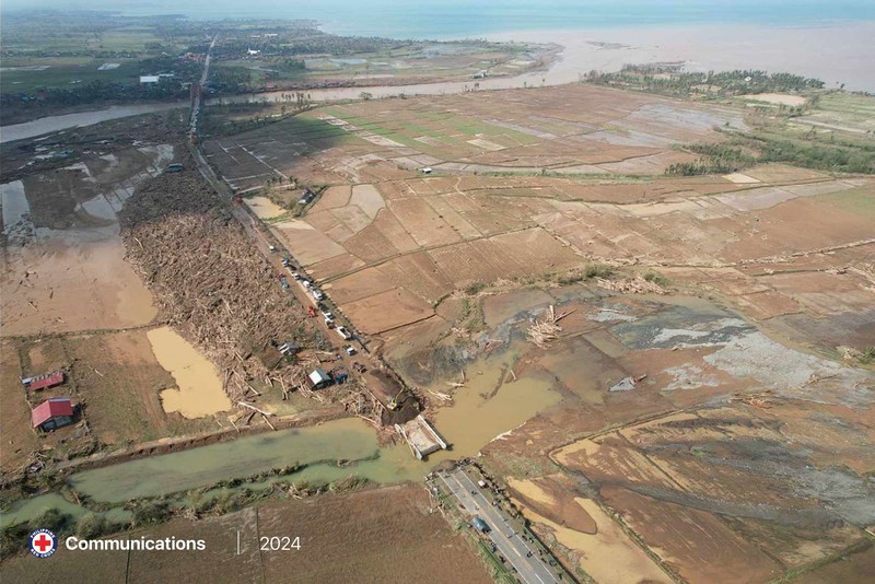 Warga berjalan di atas kayu gelondongan dan puing-puing yang tersapu banjir akibat Topan Usagi di Gonzaga, provinsi Cagayan, Filipina utara, Jumat (15/11/2024). (AP Photo/Noel Celis) Warga berjalan di atas kayu gelondongan dan puing-puing yang tersapu banjir akibat Topan Usagi di Gonzaga, provinsi Cagayan, Filipina utara, Jumat (15/11/2024). (AP Photo/Noel Celis)
