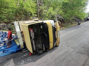 Truk Muatan Air Mineral Terguling Usai Gagal Nanjak di Dlingo Bantul