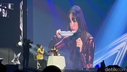 Lisa BLACKPINK Makan Rendang: Diendus, Dikecap, Melotot