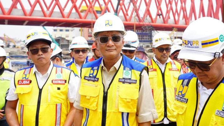 Menteri Pekerjaan Umum (PU) Dody Hanggodo melakukan peninjauan pembangunan underpass Joglo di Surakarta, Jawa Tengah, hari ini, Sabtu (16/11/2024). (Dok. PUPR)