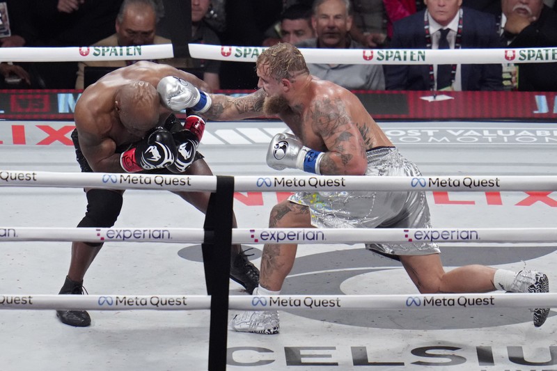 Mike Tyson saat bertanding melawan Jake Paul dalam laga tinju yang digelar di Texas, Sabtu (16/11) WIB. (AP Photo/Julio Cortez) Mike Tyson saat bertanding melawan Jake Paul dalam laga tinju yang digelar di Texas, Sabtu (16/11) WIB. (AP Photo/Julio Cortez)