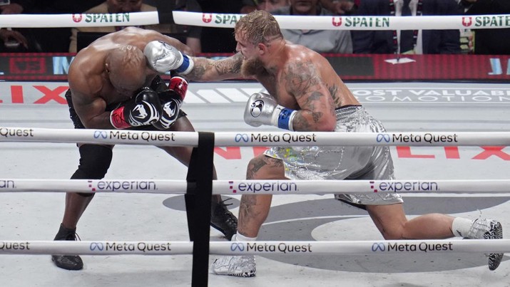 Mike Tyson saat bertanding melawan Jake Paul dalam laga tinju yang digelar di Texas, Sabtu (16/11) WIB. (AP Photo/Julio Cortez)