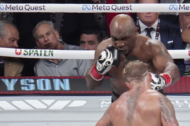 Mike Tyson saat bertanding melawan Jake Paul dalam laga tinju yang digelar di Texas, Sabtu (16/11) WIB. (AP Photo/Julio Cortez) Mike Tyson saat bertanding melawan Jake Paul dalam laga tinju yang digelar di Texas, Sabtu (16/11) WIB. (AP Photo/Julio Cortez)