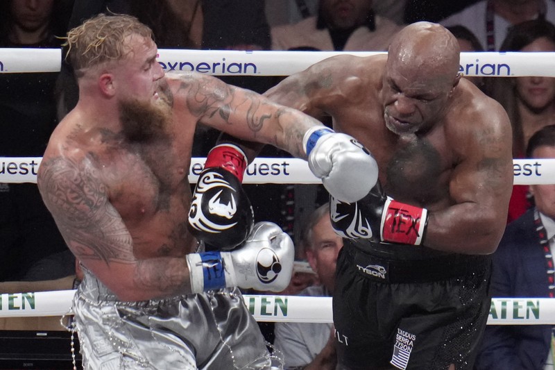 Mike Tyson saat bertanding melawan Jake Paul dalam laga tinju yang digelar di Texas, Sabtu (16/11) WIB. (AP Photo/Julio Cortez) Mike Tyson saat bertanding melawan Jake Paul dalam laga tinju yang digelar di Texas, Sabtu (16/11) WIB. (AP Photo/Julio Cortez)