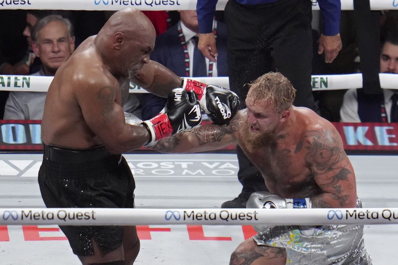 Mike Tyson saat bertanding melawan Jake Paul dalam laga tinju yang digelar di Texas, Sabtu (16/11) WIB. (AP Photo/Julio Cortez) Mike Tyson saat bertanding melawan Jake Paul dalam laga tinju yang digelar di Texas, Sabtu (16/11) WIB. (AP Photo/Julio Cortez)