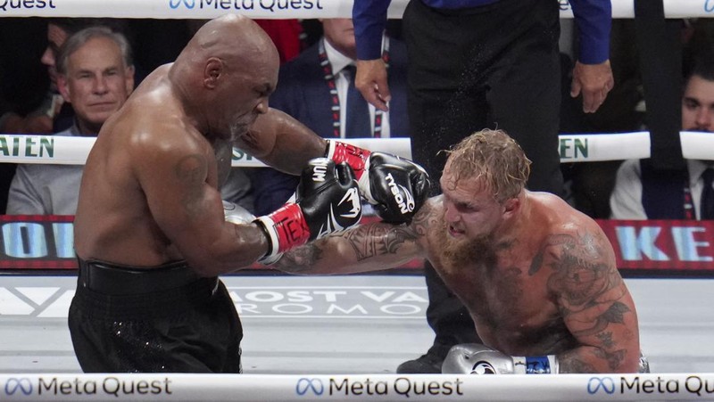 Mike Tyson saat bertanding melawan Jake Paul  dalam laga tinju yang digelar di Texas, Sabtu (16/11) WIB. (AP Photo/Julio Cortez)