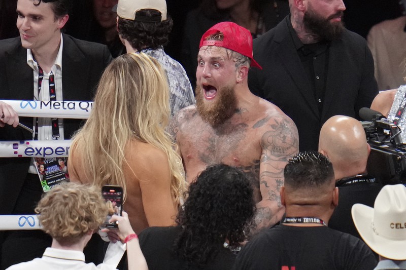 Mike Tyson saat bertanding melawan Jake Paul dalam laga tinju yang digelar di Texas, Sabtu (16/11) WIB. (AP Photo/Julio Cortez) Mike Tyson saat bertanding melawan Jake Paul dalam laga tinju yang digelar di Texas, Sabtu (16/11) WIB. (AP Photo/Julio Cortez)