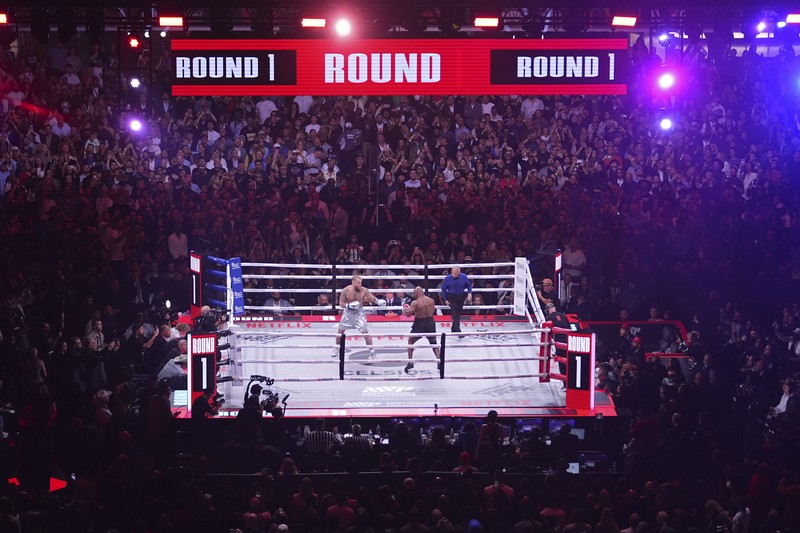 Mike Tyson saat bertanding melawan Jake Paul dalam laga tinju yang digelar di Texas, Sabtu (16/11) WIB. (AP Photo/Julio Cortez) Mike Tyson saat bertanding melawan Jake Paul dalam laga tinju yang digelar di Texas, Sabtu (16/11) WIB. (AP Photo/Julio Cortez)