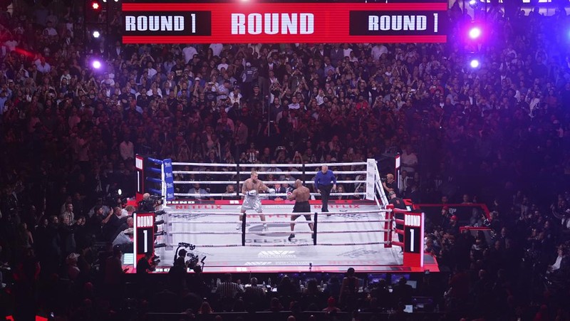 Mike Tyson saat bertanding melawan Jake Paul  dalam laga tinju yang digelar di Texas, Sabtu (16/11) WIB. (AP Photo/Julio Cortez)