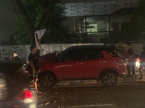 Mobil Tabrak Pohon di Pembatas Jalan di Bogor, Pengemudi Luka-luka