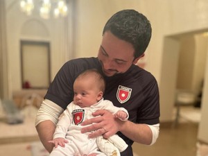 Pangeran Yordania Pamer Momen Bersama Bayinya, Kompak Pakai Jersey Timnas