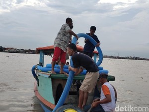 Manis Getir Para Pencari Harta Karun di Sungai Musi