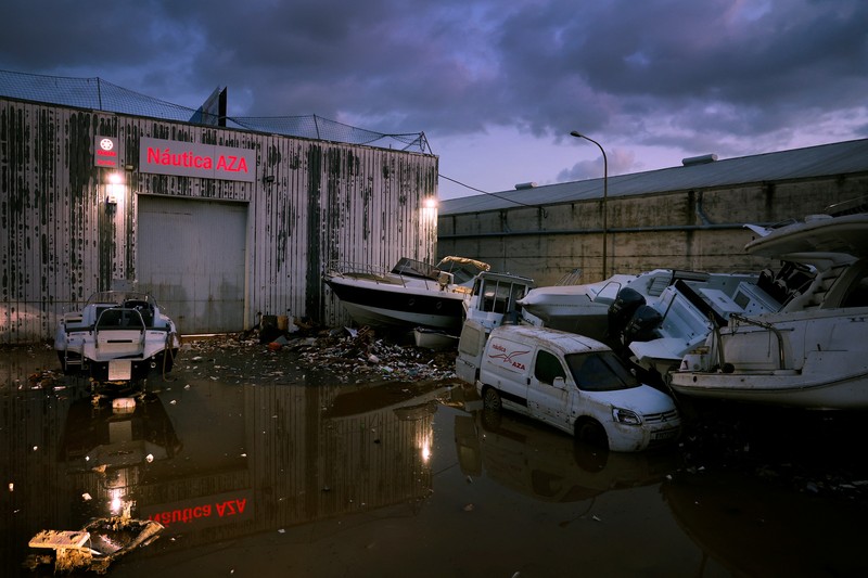 Sebuah pemandangan menunjukkan lokasi tempat mobil-mobil yang rusak dan menumpuk akibat hujan lebat di Catarroja, Valencia, Spanyol, Sabtu (16/11/2024). (REUTERS/Eva Manez) Sebuah pemandangan menunjukkan lokasi tempat mobil-mobil yang rusak dan menumpuk akibat hujan lebat di Catarroja, Valencia, Spanyol, Sabtu (16/11/2024). (REUTERS/Eva Manez)