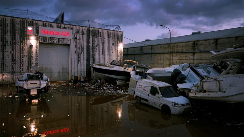 Sebuah pemandangan menunjukkan lokasi tempat mobil-mobil yang rusak dan menumpuk akibat hujan lebat di Catarroja, Valencia, Spanyol, Sabtu (16/11/2024). (REUTERS/Eva Manez)