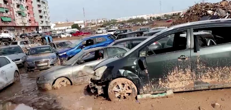 Sebuah pemandangan menunjukkan lokasi tempat mobil-mobil yang rusak dan menumpuk akibat hujan lebat di Catarroja, Valencia, Spanyol, Sabtu (16/11/2024). (REUTERS/Eva Manez)
