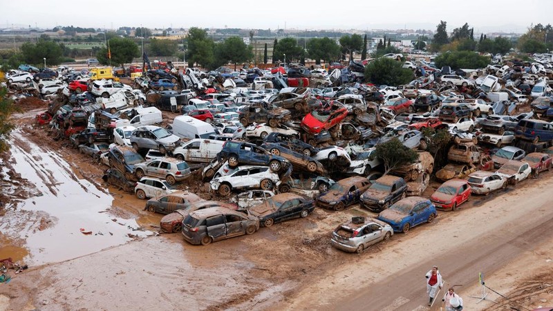 Sebuah pemandangan menunjukkan lokasi tempat mobil-mobil yang rusak dan menumpuk akibat hujan lebat di Catarroja, Valencia, Spanyol, Sabtu (16/11/2024). (REUTERS/Eva Manez)