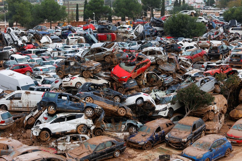 Sebuah pemandangan menunjukkan lokasi tempat mobil-mobil yang rusak dan menumpuk akibat hujan lebat di Catarroja, Valencia, Spanyol, Sabtu (16/11/2024). (REUTERS/Eva Manez)