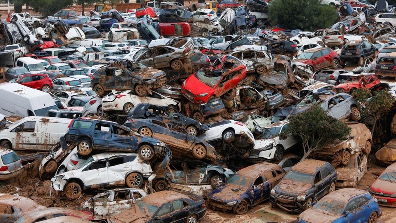 Sebuah pemandangan menunjukkan lokasi tempat mobil-mobil yang rusak dan menumpuk akibat hujan lebat di Catarroja, Valencia, Spanyol, Sabtu (16/11/2024). (REUTERS/Eva Manez)