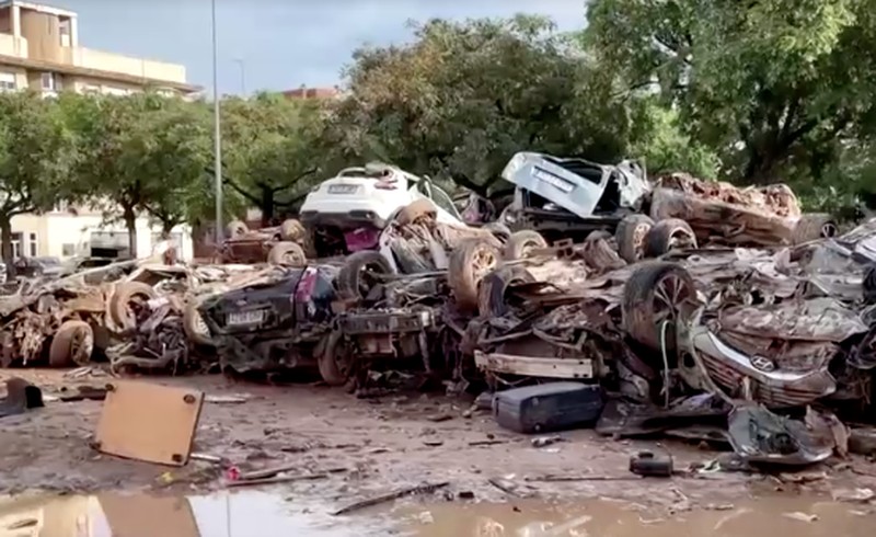 Sebuah pemandangan menunjukkan lokasi tempat mobil-mobil yang rusak dan menumpuk akibat hujan lebat di Catarroja, Valencia, Spanyol, Sabtu (16/11/2024). (REUTERS/Eva Manez) Sebuah pemandangan menunjukkan lokasi tempat mobil-mobil yang rusak dan menumpuk akibat hujan lebat di Catarroja, Valencia, Spanyol, Sabtu (16/11/2024). (REUTERS/Eva Manez)