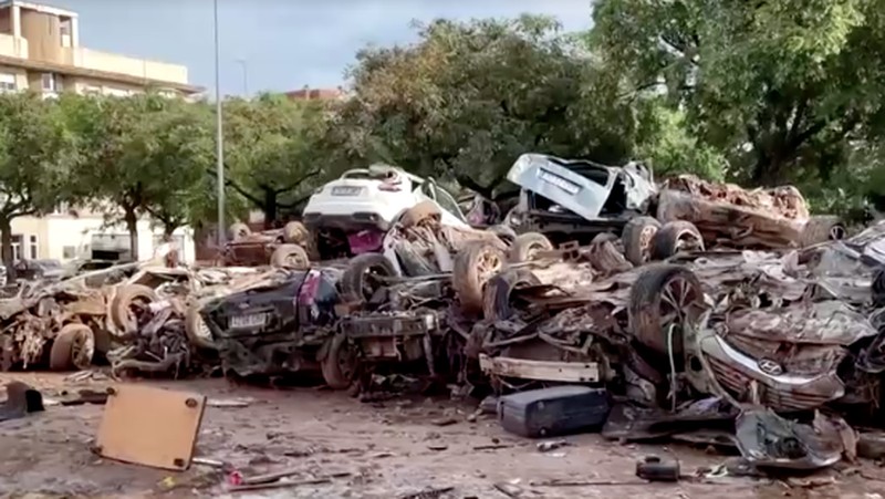 Sebuah pemandangan menunjukkan lokasi tempat mobil-mobil yang rusak dan menumpuk akibat hujan lebat di Catarroja, Valencia, Spanyol, Sabtu (16/11/2024). (REUTERS/Eva Manez)