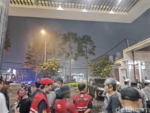 Hujan Deras Jelang Debat Kedua Pilgub Jabar 2024 di Cirebon
