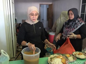 Cerita Novi Tergerak Bantu Warga hingga Dirikan Warung Sedekah Lamongan