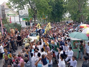 Meriah! Pawai Jokowi Bersama Luthfi-Yasin Disambut Hangat Warga Grobogan