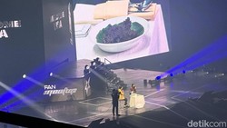 Lisa BLACKPINK Cicip Rendang Saat Fan Meetup di Jakarta