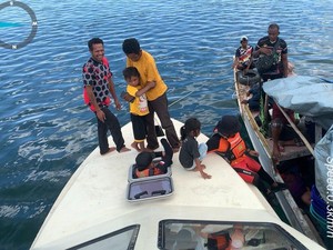 Kapal Bawa 27 Penumpang Mati Mesin di Perairan Aru, Tim SAR Evakuasi