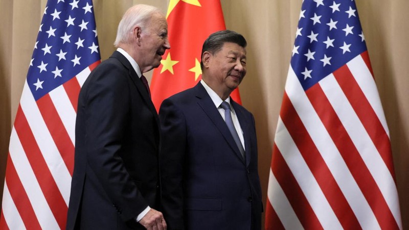 Presiden AS Joe Biden bertemu Presiden China Xi Jinping di sela-sela KTT Kerja Sama Ekonomi Asia-Pasifik (APEC) di Lima, Peru, Sabtu (16/11/2024). (REUTERS/Leah Millis)