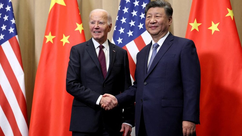 Presiden AS Joe Biden bertemu Presiden China Xi Jinping di sela-sela KTT Kerja Sama Ekonomi Asia-Pasifik (APEC) di Lima, Peru, Sabtu (16/11/2024). (REUTERS/Leah Millis)