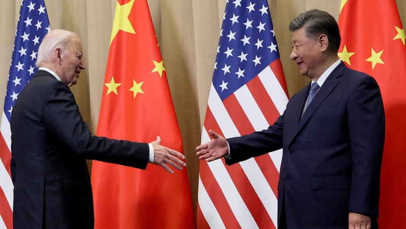 Presiden AS Joe Biden bertemu Presiden China Xi Jinping di sela-sela KTT Kerja Sama Ekonomi Asia-Pasifik (APEC) di Lima, Peru, Sabtu (16/11/2024). (REUTERS/Leah Millis)