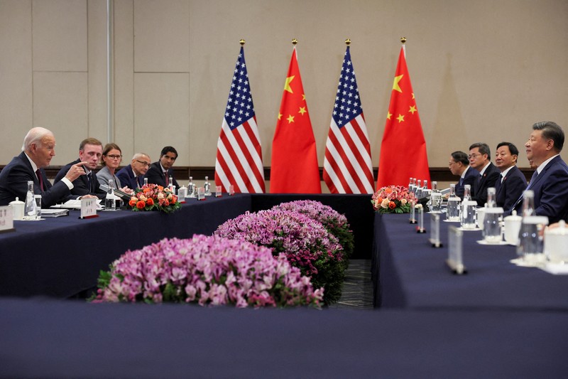 Presiden AS Joe Biden bertemu Presiden China Xi Jinping di sela-sela KTT Kerja Sama Ekonomi Asia-Pasifik (APEC) di Lima, Peru, Sabtu (16/11/2024). (REUTERS/Leah Millis)
