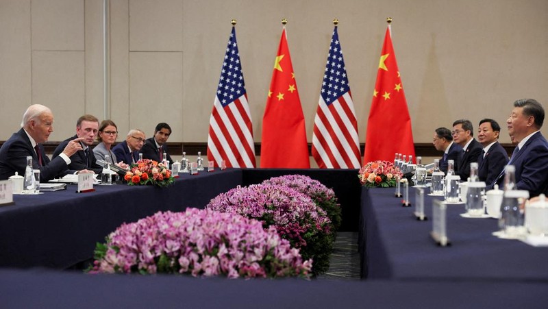 Presiden AS Joe Biden bertemu Presiden China Xi Jinping di sela-sela KTT Kerja Sama Ekonomi Asia-Pasifik (APEC) di Lima, Peru, Sabtu (16/11/2024). (REUTERS/Leah Millis)