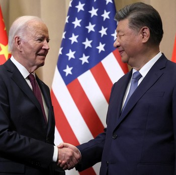 Momen Langka! Potret Mesra Joe Biden-Xi Jinping Salaman-Foto Bareng