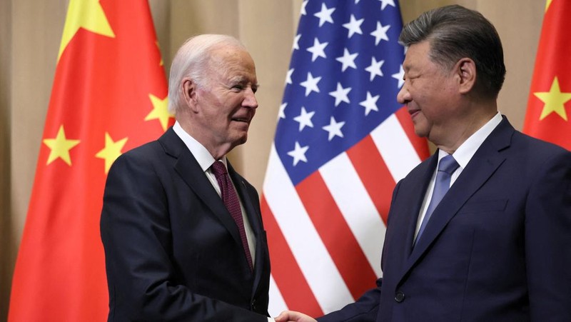 Presiden AS Joe Biden bertemu Presiden China Xi Jinping di sela-sela KTT Kerja Sama Ekonomi Asia-Pasifik (APEC) di Lima, Peru, Sabtu (16/11/2024). (REUTERS/Leah Millis)