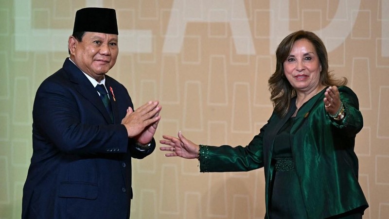 Presiden Peru Dina Boluarte (kanan) menyambut Presiden Indonesia Prabowo Subianto (kiri) saat tiba di Pertemuan Pemimpin Ekonomi APEC (AELM) di Convention Center, Lima, Peru, Sabtu (16/11/2024). (Luis ACOSTA / AFP)