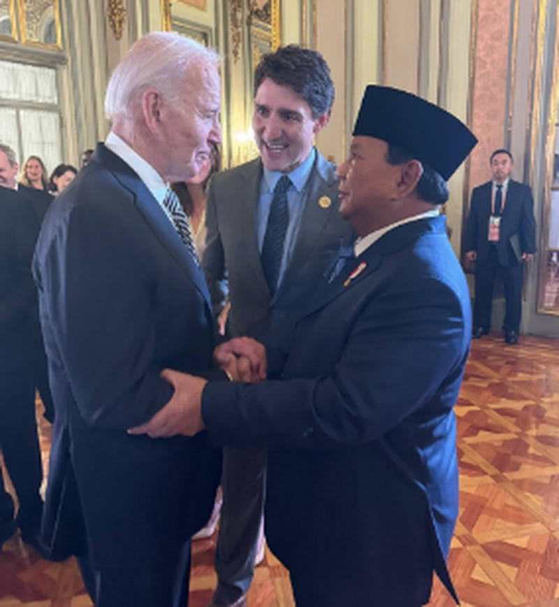 Presiden Peru Dina Boluarte (kanan) menyambut Presiden Indonesia Prabowo Subianto (kiri) saat tiba di Pertemuan Pemimpin Ekonomi APEC (AELM) di Convention Center, Lima, Peru, Sabtu (16/11/2024). (Luis ACOSTA / AFP) Presiden Peru Dina Boluarte (kanan) menyambut Presiden Indonesia Prabowo Subianto (kiri) saat tiba di Pertemuan Pemimpin Ekonomi APEC (AELM) di Convention Center, Lima, Peru, Sabtu (16/11/2024). (Luis ACOSTA / AFP)