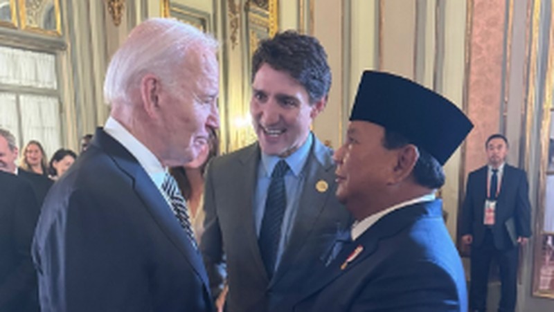 Presiden Peru Dina Boluarte (kanan) menyambut Presiden Indonesia Prabowo Subianto (kiri) saat tiba di Pertemuan Pemimpin Ekonomi APEC (AELM) di Convention Center, Lima, Peru, Sabtu (16/11/2024). (Luis ACOSTA / AFP)