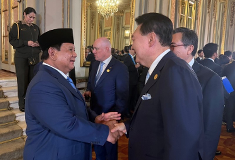 Presiden Peru Dina Boluarte (kanan) menyambut Presiden Indonesia Prabowo Subianto (kiri) saat tiba di Pertemuan Pemimpin Ekonomi APEC (AELM) di Convention Center, Lima, Peru, Sabtu (16/11/2024). (Luis ACOSTA / AFP)