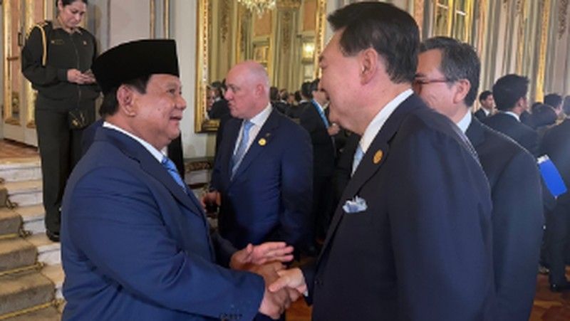 Presiden Peru Dina Boluarte (kanan) menyambut Presiden Indonesia Prabowo Subianto (kiri) saat tiba di Pertemuan Pemimpin Ekonomi APEC (AELM) di Convention Center, Lima, Peru, Sabtu (16/11/2024). (Luis ACOSTA / AFP)